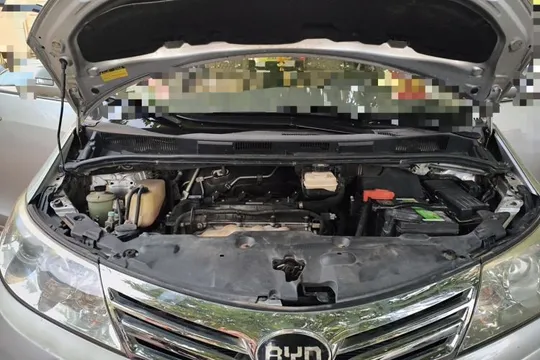 BYD M6