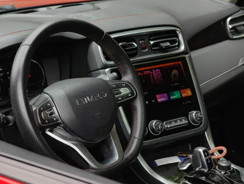 Lynk & Co 01