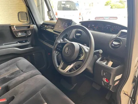 Honda N-BOX Custom