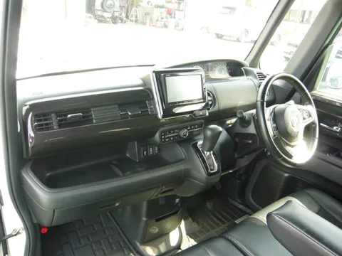 Honda N-BOX Custom