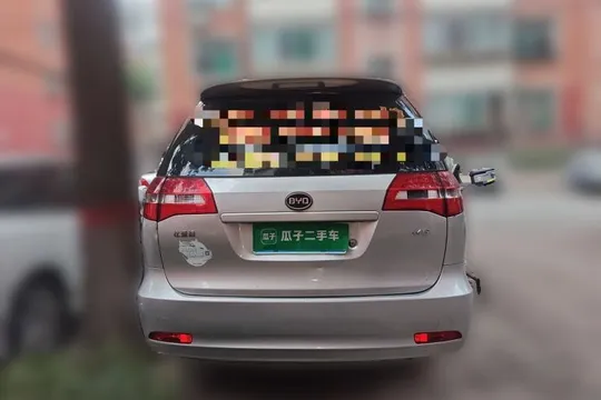 BYD M6