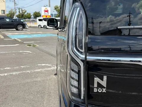 Honda N-BOX Custom