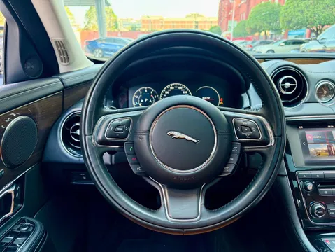 Jaguar XJ