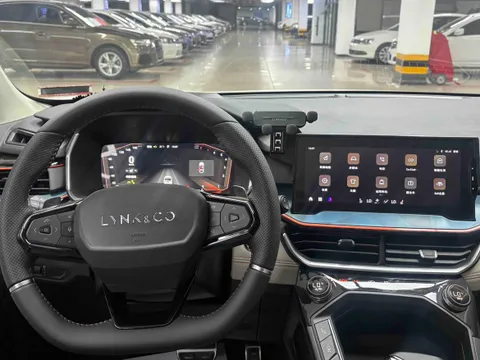 Lynk & Co 06