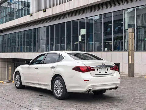 Infiniti Q70