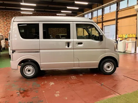Nissan Clipper Van