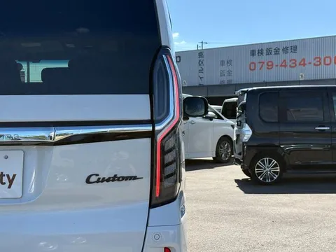 Honda N-BOX Custom