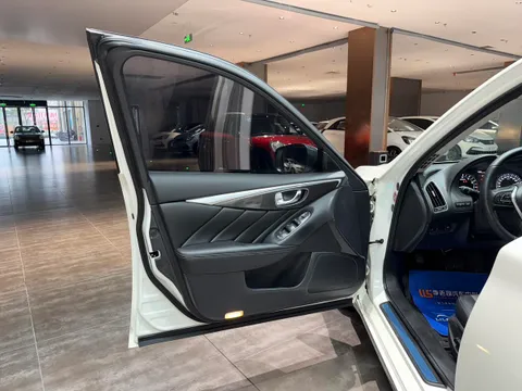 Infiniti Q50L
