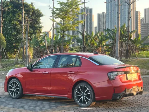 Lynk & Co 03