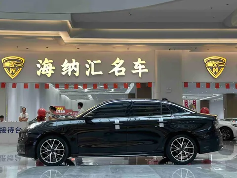 Lynk & Co 03