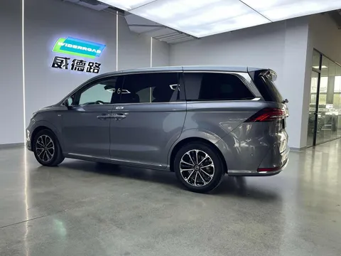 Roewe iMAX8