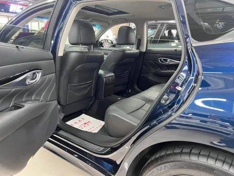 Infiniti Q70