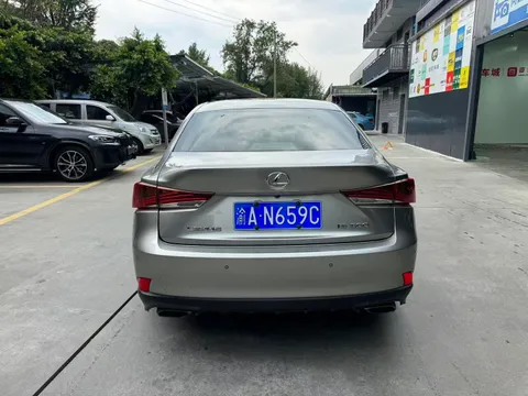 Lexus IS