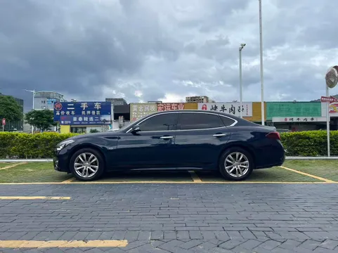 Infiniti Q70