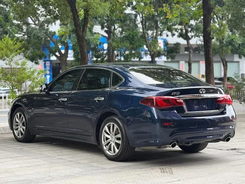 Infiniti Q70