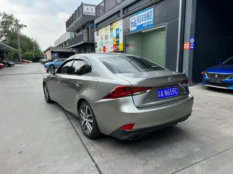 Lexus IS