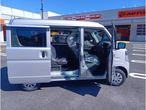 Nissan Clipper Van