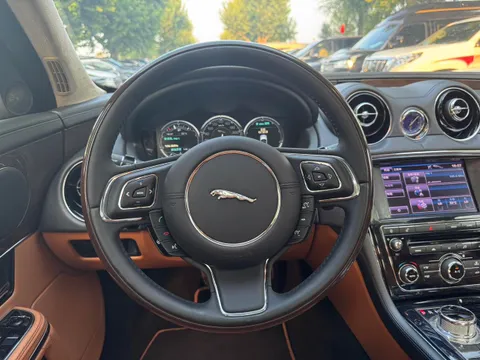 Jaguar XJ