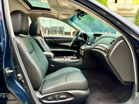 Infiniti Q70