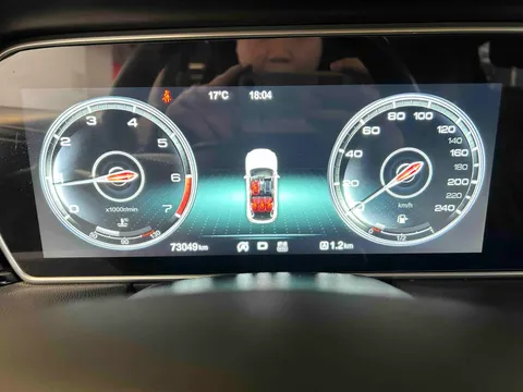 Hongqi HS5