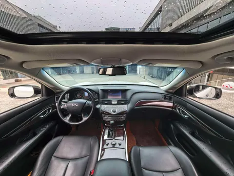 Infiniti Q70