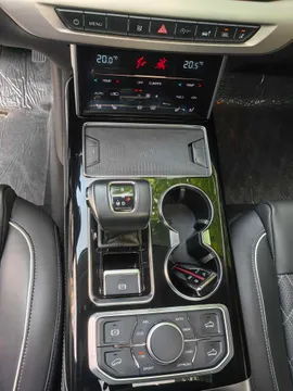 Hongqi HS7