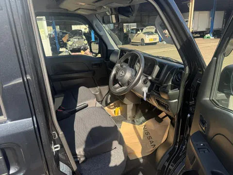 Nissan Clipper Van