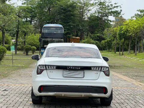 Lynk & Co 03