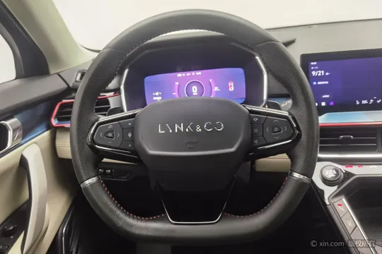 Lynk & Co 06