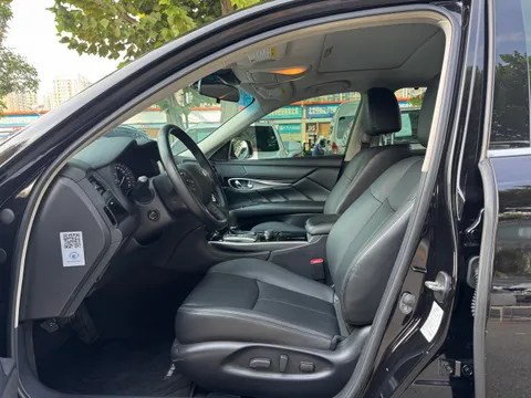 Infiniti Q70