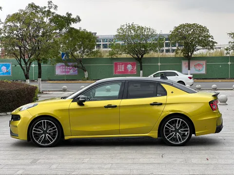 Lynk & Co 03