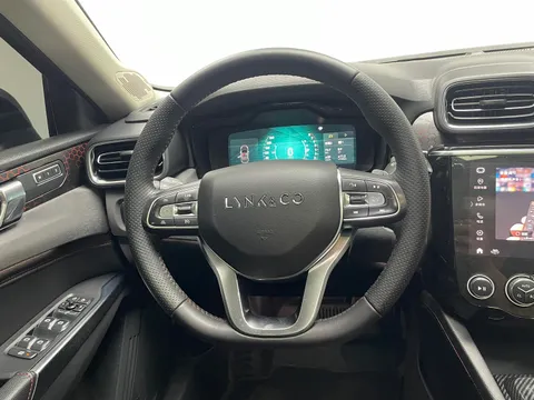 Lynk & Co Lynk & Co 02