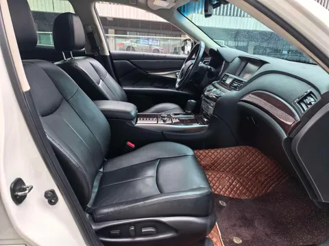 Infiniti Q70
