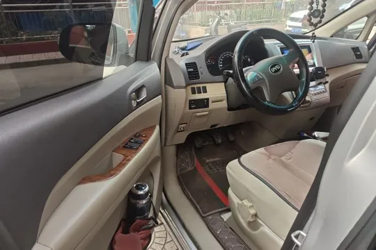 BYD M6