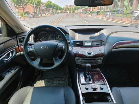 Infiniti Q70