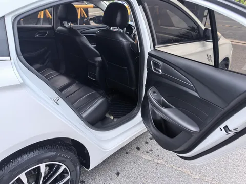 Roewe i5