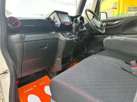 Honda N-BOX Custom