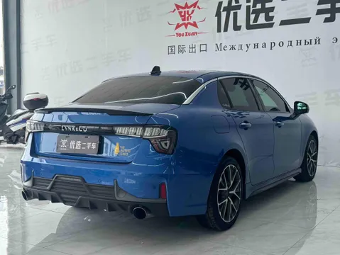 Lynk & Co 03