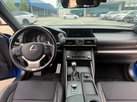 Lexus IS