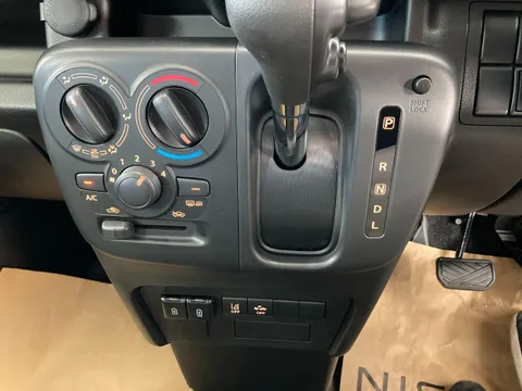 Nissan Clipper Van