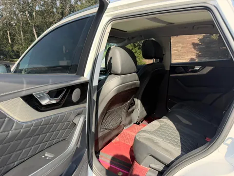 Hongqi HS5