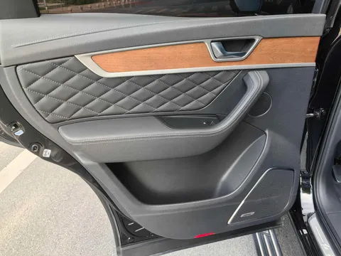 Hongqi HS7