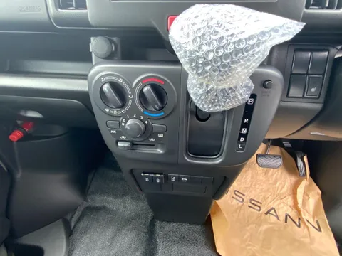 Nissan Clipper Van