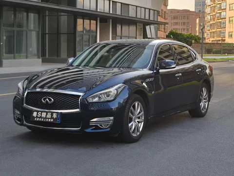 Infiniti Q70
