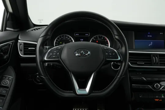 Infiniti Q30