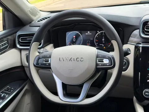Lynk & Co 02