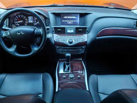 Infiniti Q70