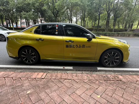 Lynk & Co 03
