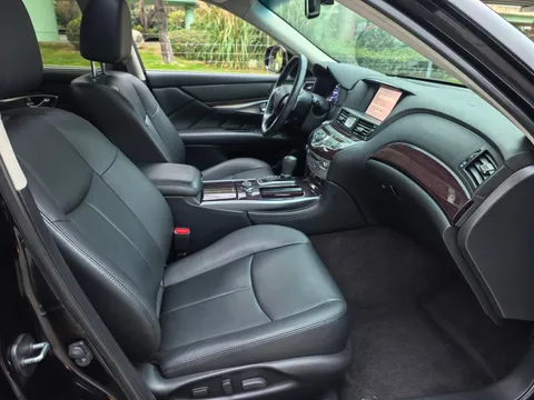 Infiniti Q70