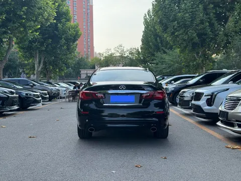 Infiniti Q70